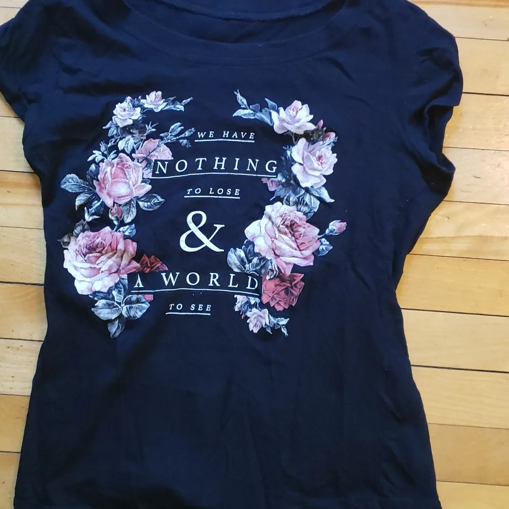 Girls medium short sleeve tee " we have nothing to lose & a world to see" - Picture 1 of 4